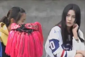 变形计女孩穿黑丝袜去上课，经劝说后换上校服，网友：好漂亮！图片