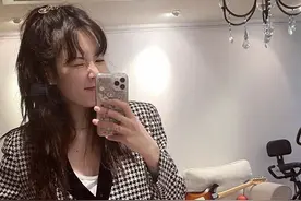 泫雅半马尾对镜wink甜度满分，抢先入夏穿短裤秀美腿图片