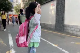 国歌响起后，桐梓这个小学生的举动刷屏了图片