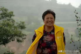 6旬农民大姐深山挖洞搞养殖，年赚20万，看看啥营生图片