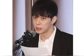 韩国吸毒男艺人被爆花公司钱去娱乐场所给女友买包，还签双重合同图片