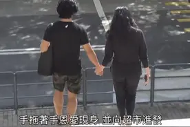 53岁郑伊健胸肌醒目，与蒙嘉慧牵手逛街，结婚8年无子仍超甜图片