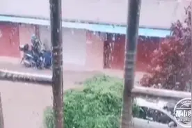 突然天降冰雹！外卖员车库门口躲避，小姐姐狂按钥匙开门图片