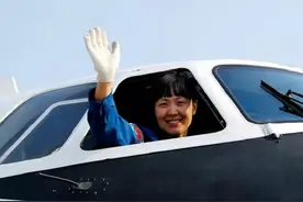 她是首位运20女机长，驾机接志愿军烈士遗骸回国，被授什么军衔？图片