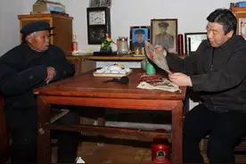 86岁老兵隐居农村，领导下乡慰问，看见一张奖状：您是特等功臣？图片