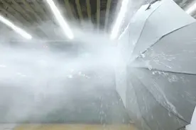 暴风雨来了也不怕！左都伞1秒开合，能够抵御8级狂风，一甩就干图片