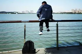 ​“警察同志，快来救人……“又是他！图片