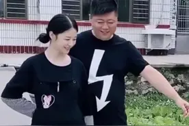 《乡爱》谢永强带娇妻回农村养胎，妻子孕肚初现，扶腰一起做农活图片