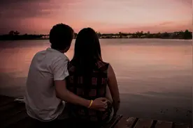 丈夫每月都把钱给小姑子花，妻子不理不睬，半年后丈夫后悔了图片