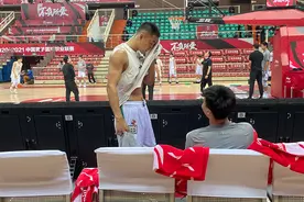山东绝境下爆发！哈德森1V4蛇形上篮+詹姆斯式庆祝，杜锋难了图片