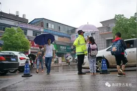 “叔叔，下雨了，我帮你打伞！”图片