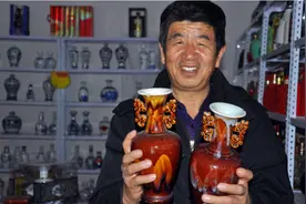 空酒瓶多钱卖？主人借酒劲说怎么也得千八百的，他当场掏出八百图片