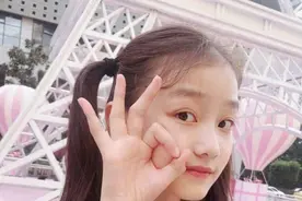 不敢认是赵薇十二岁“女儿”，1米6身高穿背带裤，光腿就得130图片