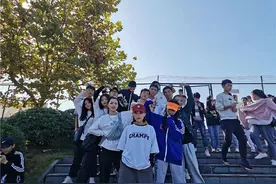 直接出道！贵州五位女孩跳Jazz齐舞，舞姿太热辣，颜值身材不输女团图片