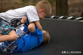 “妈，我在幼儿园被人打脸了”“来，模仿一下他是怎么打你的？”图片