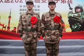 双胞胎兄弟携手“闯军营”图片