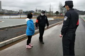 病毒无情警察有爱，大英民警帮助迷路女子找到回家路图片