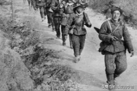 180师兵败汉江，彭总怒斥王近山：刘伯承的战术你是一点没学会图片