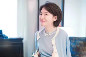 别老盯着阔腿裤了，试试中年妈妈爱穿的“吸烟裤”，也太有范儿了图片