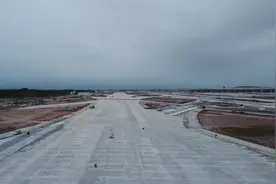 天府国际机场首条跑道全线贯通图片