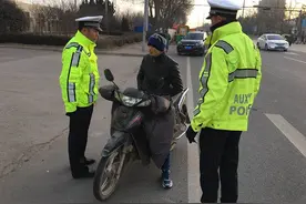 今天才知道，摩托车道路上遇到查车，为什么有人会选择弃车而逃？图片