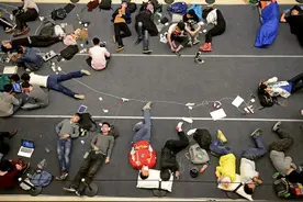 困在消费贷里的年轻人：生活中越失落，消费上越失控？图片