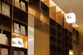 网红店厕所标识设计成“偷看女性”！网友炸锅：神经病吗？图片