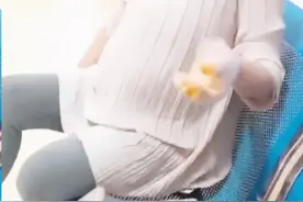 “吃货”产妇走红，边吃小龙虾边忍着“宫缩”，网友：好养活图片