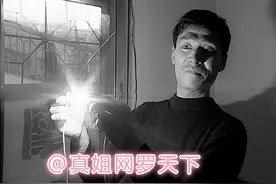 身体通电能点亮灯泡，触电后精神百倍，220V的电压竟让他电上瘾图片