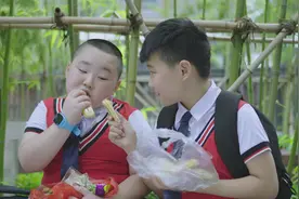 给你一大包零食愿意交换吗？看机智的同学怎么以小换大视频封面