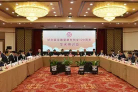 勇 攀 巅 峰——荣智健与兴澄特钢的创业发展图片