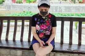 能把丁真、黄晓明吸引的穿搭，宁静做到了，三角边短裤配丝袜真飒图片