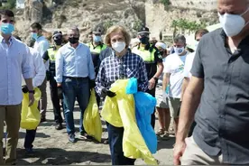 西班牙81岁王太后海滩捡垃圾，遭逃亡丈夫的情妇指责，心机重图片