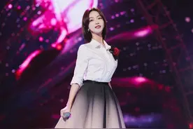 吴谨言怎么瘦成这样了，衬衣塞进半裙蛮腰太细，这身材没有80斤吧图片