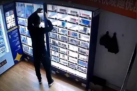 男子凌晨闯进成人用品店，撬柜门偷硅胶玩具，店主：从没见过这样的图片