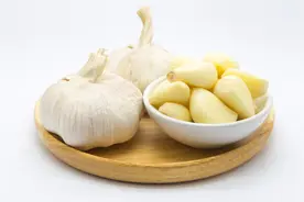 大蒜是抗癌之王，每周生吃两次可降低44%肺癌风险？是真是假？图片