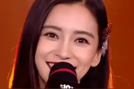 baby和王俊凯直播打游戏，被高清镜头怼脸拍，状态回春宛如少女图片