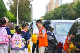 当父母忘接放学，怎样做才最安全？西瓜视频看小孩教科书式做法图片