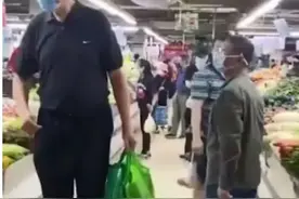 姚明父亲现身菜市场，因身高抢眼，吓得旁边的老人，急忙转身观望图片