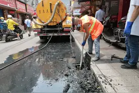 全国文明城市整改攻坚进行时·网络问政 | 又堵了，贵阳路边下水道竟成了餐馆“潲水桶”图片
