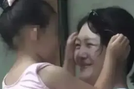 大S畸形的育儿观？任由女儿那眼镜戳自己眼睛压鼻子，她一脸欢喜图片