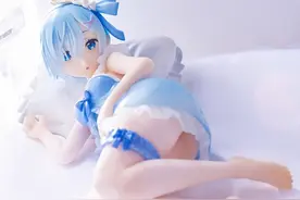 从零开始的异世界：蕾姆超可爱睡觉手办，爱蜜莉雅与蕾姆两个老婆图片