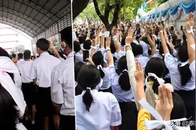 泰国学生国旗下竖三指遭老师罚唱国歌图片