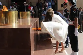 英国的风儿太喧嚣：凯特白裙掀起像仙女，卡米拉拽着裙子丑态百出图片
