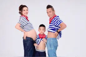 7岁Jasper长大了！抱着弟弟亲吻不撒手，曾被曝会嫉妒对方引热议图片