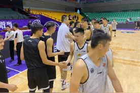 张兆旭时隔九个月再登场，上海男篮热身赛4分憾负山东西王图片