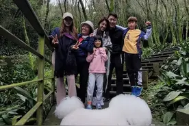40岁蔡依林爬山真抢眼，运动裤穿成修身喇叭裤，沙漏身材好惹眼图片