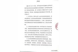 江苏一高档酒店用扫把清理餐桌？工作人员：我们这是餐桌专用扫帚图片