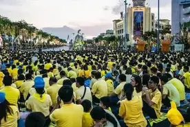 泰国旅游遇到国王，当地人全都跪下时，中国游客也要跟着跪吗？图片