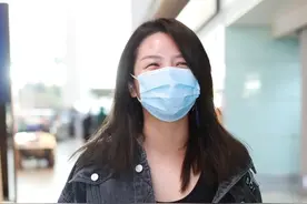 何洁的搭配看不懂？健美裤竟搭及膝长筒袜，还嫌小腿不粗吗？图片